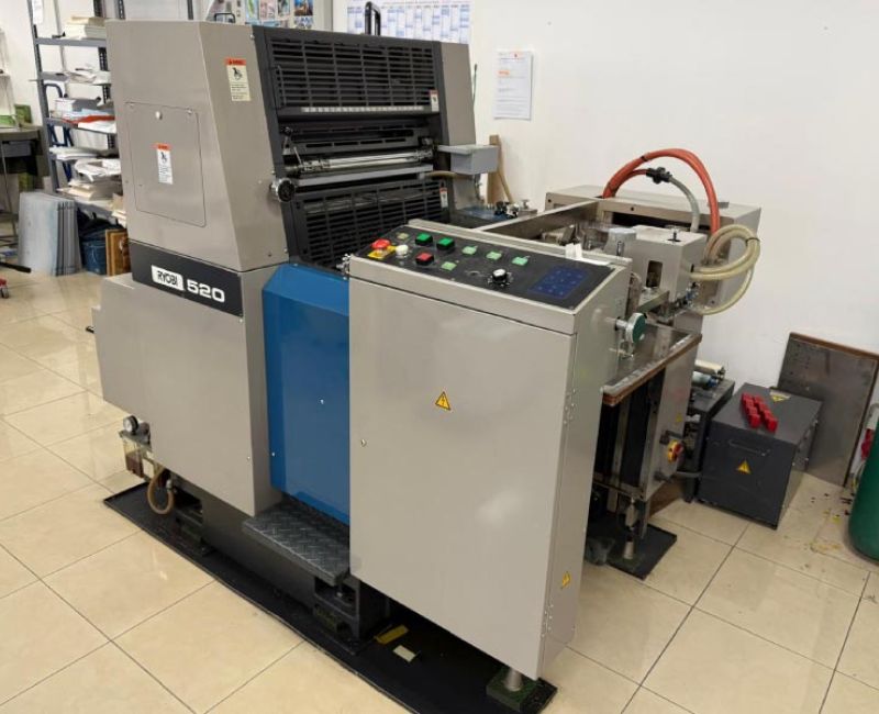 Presse offset Ryobi 520 en production à l’imprimerie Blas-Desmoutiez à Lille